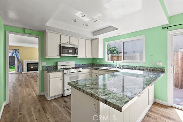 Detail Gallery Image 7 of 28 For 1126 E Foster Rd #B,  Santa Maria,  CA 93455 - 3 Beds | 2/1 Baths