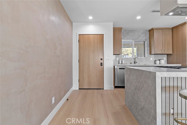 Detail Gallery Image 5 of 49 For 8321 Outland View, Sun Valley,  CA 91352 - 3 Beds | 4 Baths