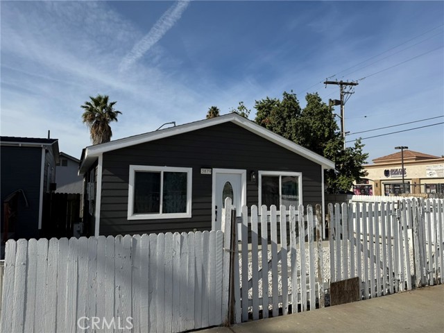 Detail Gallery Image 2 of 9 For 3879 Eucalyptus, Riverside,  CA 92507 - 2 Beds | 2 Baths