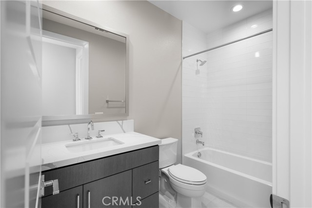 213 stage, Irvine CA: https://media.crmls.org/medias/337faa00-1b89-48bf-b2dc-60a4dc98df67.jpg