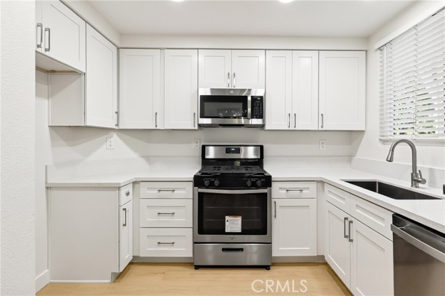 Detail Gallery Image 6 of 22 For 78 Magellan Aisle, Irvine,  CA 92620 - 3 Beds | 2 Baths