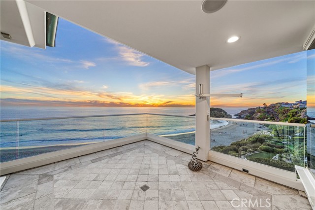 Detail Gallery Image 14 of 73 For 21 Bay, Laguna Beach,  CA 92651 - 6 Beds | 6/1 Baths