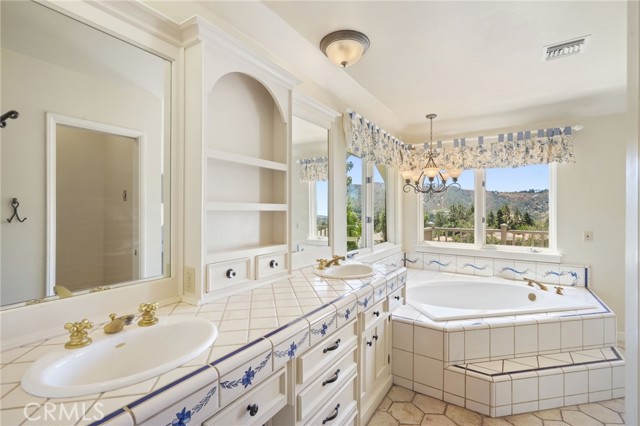 13532 Pineridge Court, Yucaipa CA: https://media.crmls.org/medias/33873ddf-fbf6-49fa-9325-12b5b4c5340a.jpg