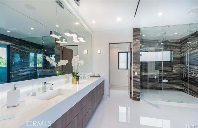 5239 Avenida Hacienda, Tarzana CA: https://media.crmls.org/medias/338778f4-f661-4deb-a422-8a66e13745ae.jpg