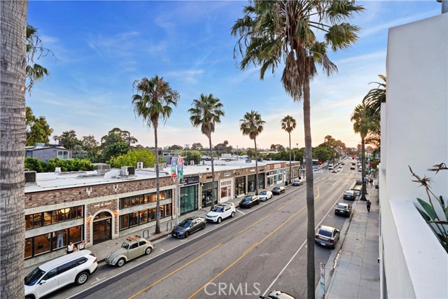 1121 Abbot Kinney Boulevard, Venice CA: https://media.crmls.org/medias/338aa7d6-829a-44af-9c12-3172240263b2.jpg