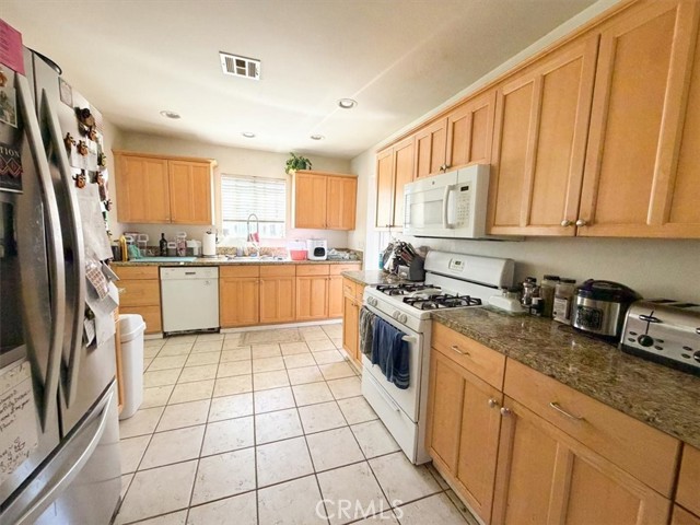 Detail Gallery Image 6 of 25 For 2409 Pepperwood, Long Beach,  CA 90815 - 4 Beds | 2 Baths