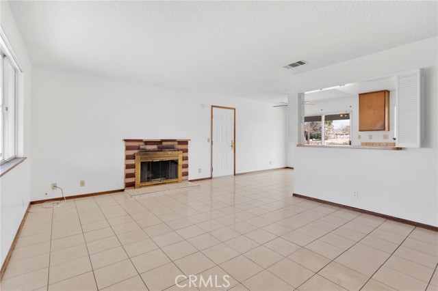 Detail Gallery Image 4 of 34 For 16463 Solvang Ave, Victorville,  CA 92394 - 3 Beds | 2 Baths