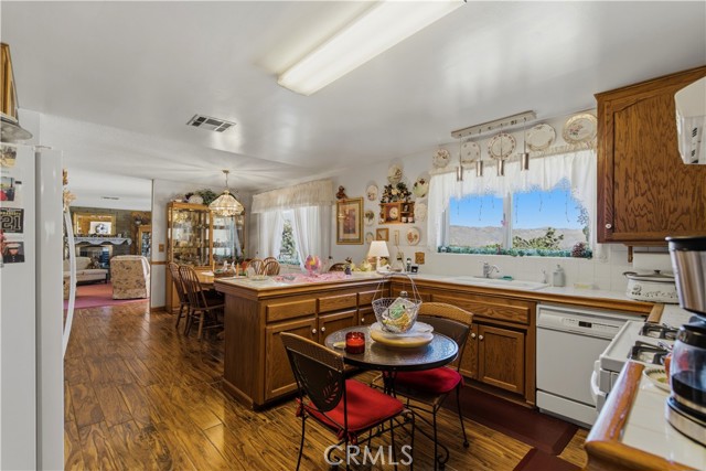 Detail Gallery Image 8 of 44 For 56711 Joshua, Yucca Valley,  CA 92284 - 3 Beds | 2 Baths