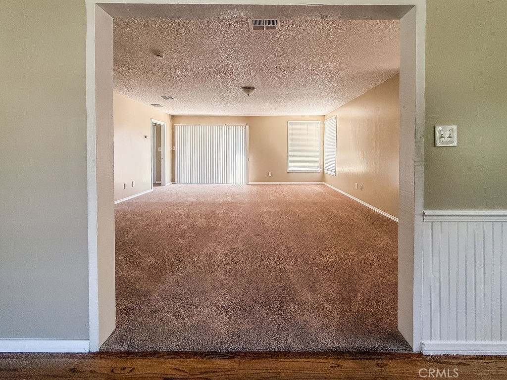 https://media.crmls.org/medias/3392f4ad-b49b-428d-88b7-e17535a903f3.jpg?preset=X-Large