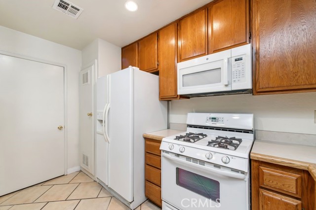 40 Brownfield Lane, Pomona CA: https://media.crmls.org/medias/339469d4-6688-44fa-b218-94704ad2a84c.jpg