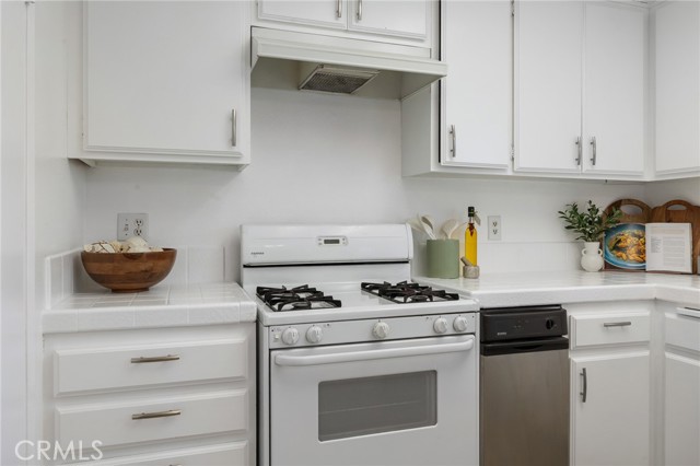 7038 De Celis Place, Van Nuys CA: https://media.crmls.org/medias/339527b0-2e4d-45c2-969a-117df8c07dd5.jpg