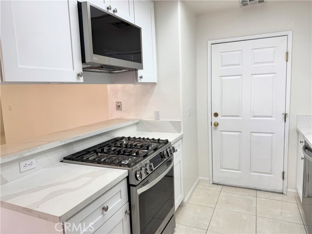 Detail Gallery Image 7 of 18 For 18319 Hart St #3,  Reseda,  CA 91335 - 4 Beds | 4 Baths