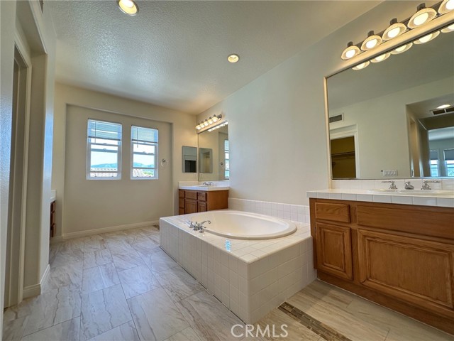 8247 E Marblehead Way, Anaheim CA: https://media.crmls.org/medias/339ab81e-33cb-4aeb-96e8-4ca0c4dff95c.jpg