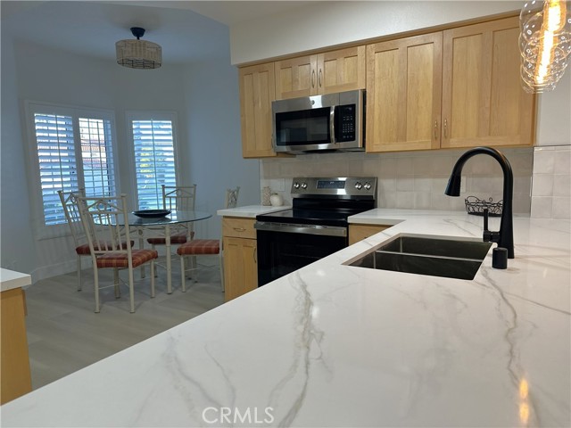 Detail Gallery Image 6 of 12 For 280 Vista Royale Cir, Palm Desert,  CA 92211 - 2 Beds | 2 Baths