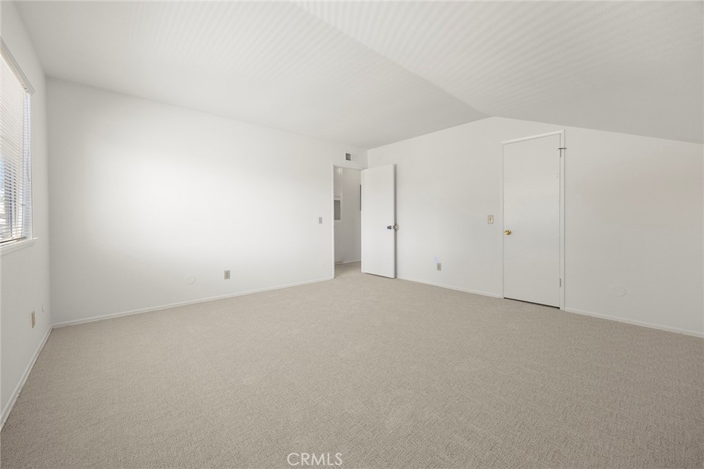 https://media.crmls.org/medias/339ec5ce-4e59-420c-b42e-35df934d46c2.jpg?preset=X-Large
