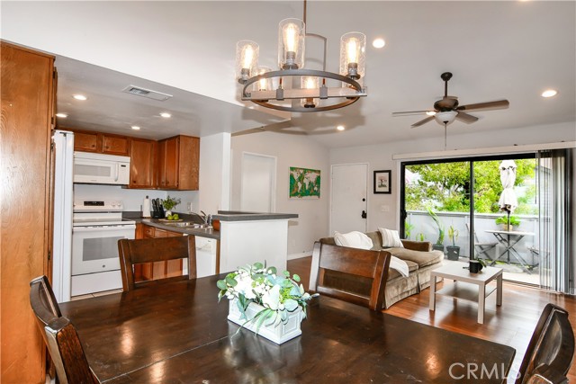 887 W 34th, Long Beach CA: https://media.crmls.org/medias/339f095f-92d4-4200-9c8a-57b95f773af9.jpg