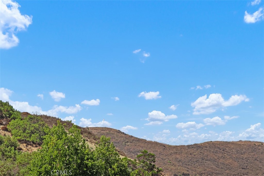 https://media.crmls.org/medias/339ff294-196b-4c0f-ab79-b078aecf5692.jpg?preset=X-Large