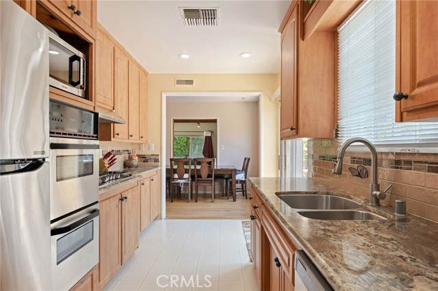 10022 Gothic Avenue, North Hills CA: https://media.crmls.org/medias/33a0ad81-cd5b-438b-a0cb-faca78272987.jpg