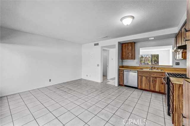 25885 Trabuco Road, Lake Forest CA: https://media.crmls.org/medias/33a48859-2579-4ee5-9703-5ac857793de6.jpg