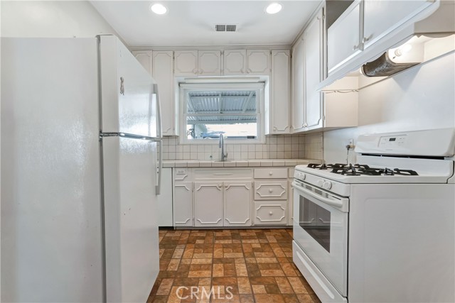 Detail Gallery Image 9 of 30 For 5239 Comercio Ave, Woodland Hills,  CA 91364 - 2 Beds | 1 Baths