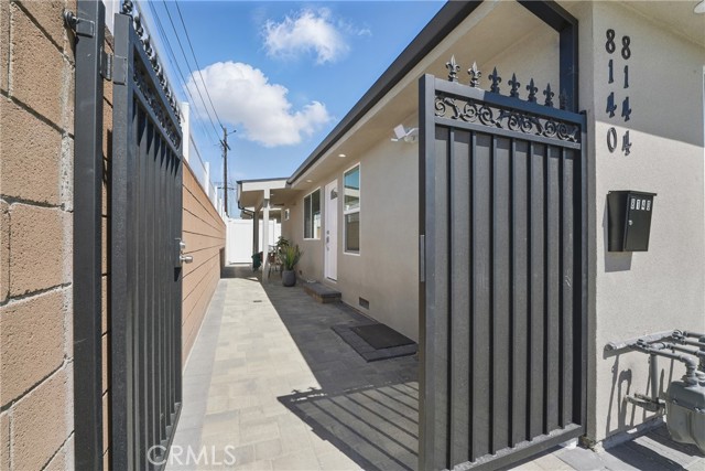 8142 Vantage Avenue, North Hollywood CA: https://media.crmls.org/medias/33a53091-c914-4fc3-85f0-4c62bf453d70.jpg
