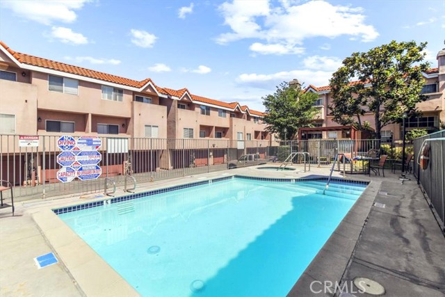 Detail Gallery Image 7 of 45 For 7320 Balboa Bld, Lake Balboa,  CA 91406 - 2 Beds | 2 Baths