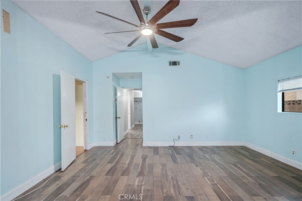 https://media.crmls.org/medias/33a86210-02cf-4547-8684-6b383383c78d.jpg?preset=X-Large