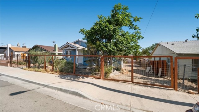 533 E Fredricks Street, Barstow CA: https://media.crmls.org/medias/33a8762e-da02-4dc0-a94f-fff4b0821bd4.jpg