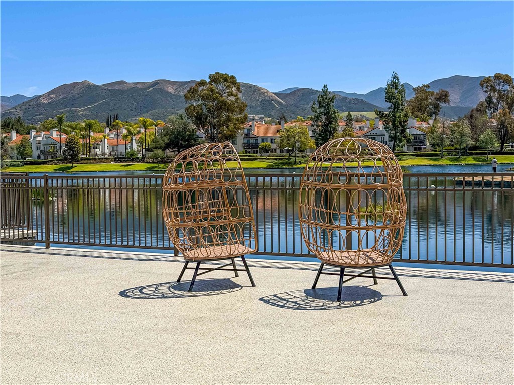 https://media.crmls.org/medias/33aaf08f-329f-49a7-bc7e-9eb327f6d1ee.jpg?preset=X-Large
