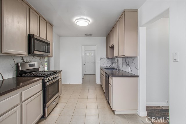 Detail Gallery Image 15 of 54 For 240 E 52nd St, San Bernardino,  CA 92404 - 4 Beds | 2/1 Baths