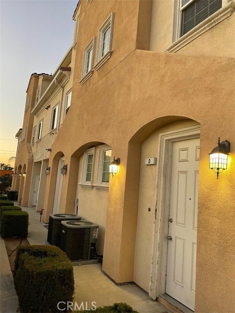 Detail Gallery Image 3 of 38 For 926 W. La Jolla St #E,  Placentia,  CA 92870 - 4 Beds | 4 Baths