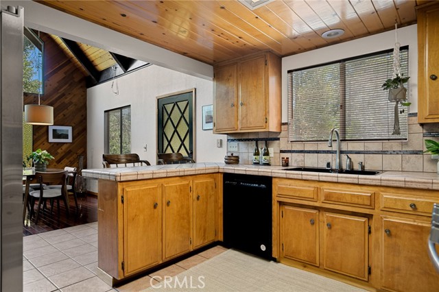 28645 Shenandoah Drive, Lake Arrowhead CA: https://media.crmls.org/medias/33acadfd-221c-4f0f-92e5-1520d8f8c6cc.jpg