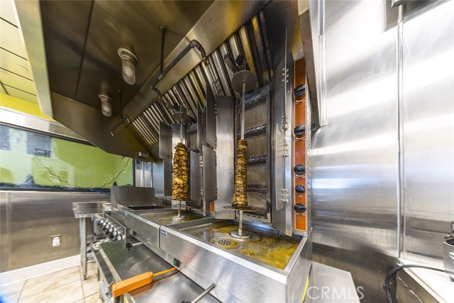 341 N Victory Boulevard, Burbank CA: https://media.crmls.org/medias/33aefb4a-22d5-4f39-8229-203c6d6fd722.jpg