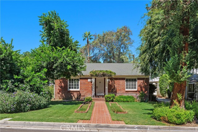 Detail Gallery Image 1 of 35 For 3159 Redwood, Riverside,  CA 92501 - 3 Beds | 2 Baths