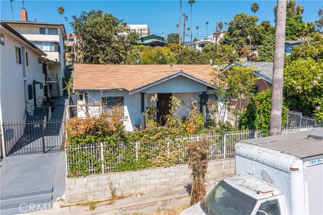 Detail Gallery Image 3 of 39 For 3833 Montclair St, Los Angeles,  CA 90018 - 3 Beds | 2 Baths