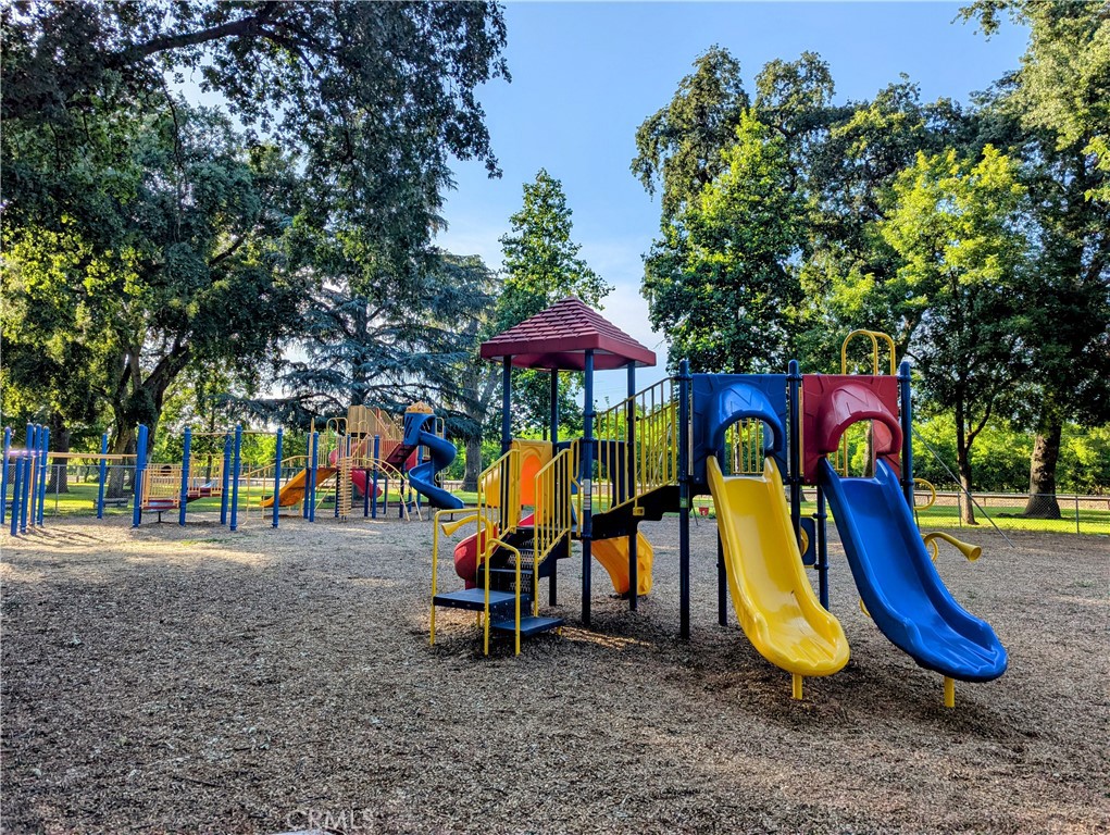 https://media.crmls.org/medias/33b61814-52b9-49d9-bde9-799245ce403e.jpg?preset=X-Large