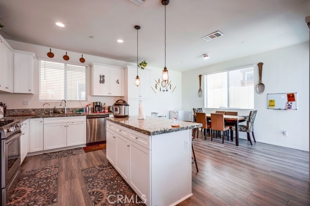 Detail Gallery Image 5 of 19 For 24229 Hazelnut Ave, Murrieta,  CA 92562 - 3 Beds | 2/1 Baths