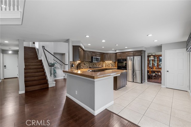 Detail Gallery Image 4 of 58 For 26426 Cardinal Dr, Canyon Country,  CA 91387 - 5 Beds | 4 Baths