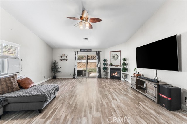 Detail Gallery Image 4 of 27 For 44840 Fenhold, Lancaster,  CA 93535 - 3 Beds | 2 Baths