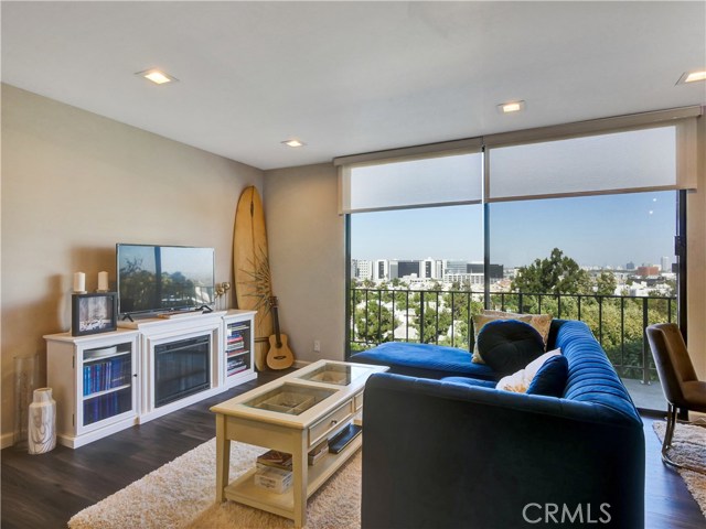 100 S Doheny Drive 706 Los Angeles, California Magnificent view!! at the amazing prestigious full-service 100 S. Doheny Tower. Adjacent to Beverly Hills, West Hollywood. Nestled high on the 7th floor, this newly renovated 2 bd/2 ba condo, including brushed brass accents, stainless steel appliances, quartz counter-tops and engineered wood floor. Double sliders lead to a sweeping balcony boasting panoramic city and mountain views. This luxurious urban retreat is walking distance to world-class shopping and conveniences. The Beverly Center, Trader Joe's, Bristol Farms, Robertson Boulevard, Rodeo Drive, Cedars-Sinai and Ralph's are just some of the neighbors. Resident amenities include private storage locker, 24-hour security and concierge, 2-car tandem parking in secure garage, lap pool, spa, tennis court, gym and lobby.
Photo's were taken prior to being vacant.