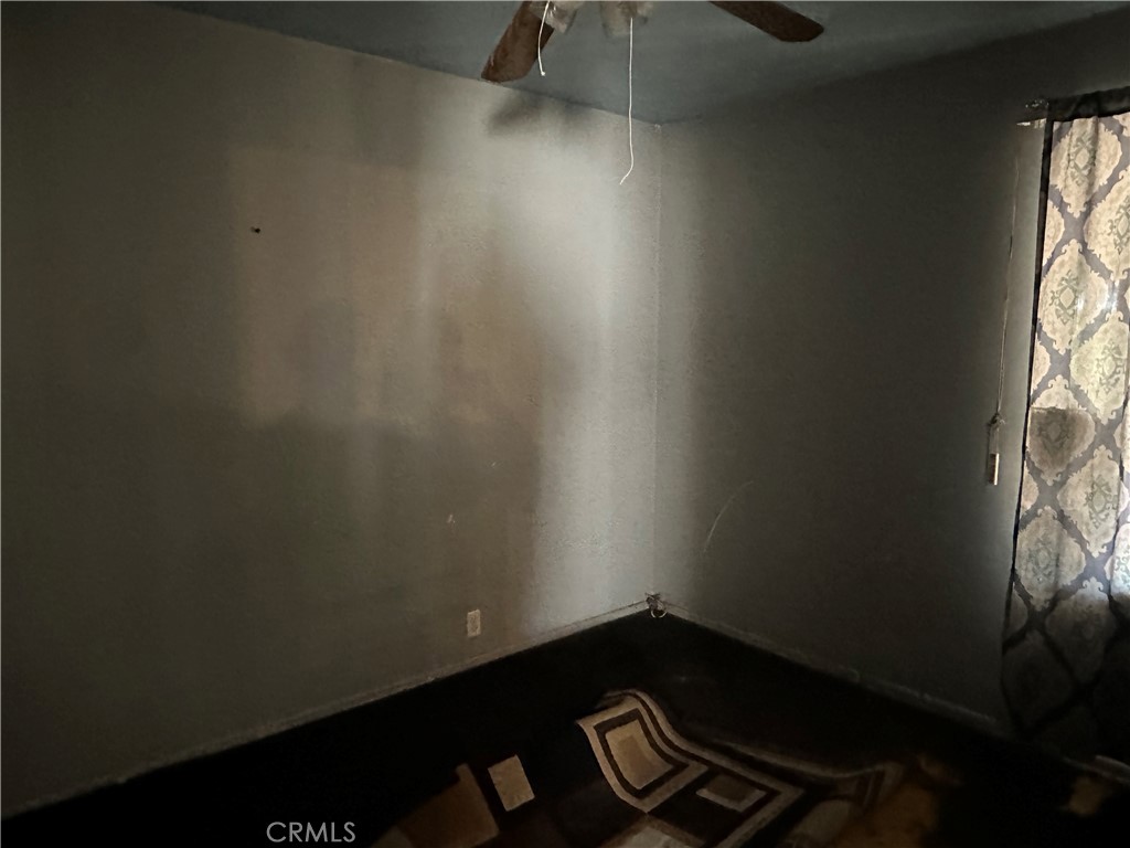 https://media.crmls.org/medias/33c544e1-5b54-4e46-8d4f-b1cb442f901b.jpg?preset=X-Large