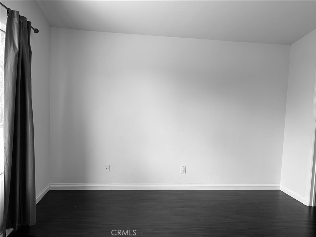 https://media.crmls.org/medias/33c6aaca-ec5e-4b32-a1f7-f7454374f58c.jpg?preset=X-Large
