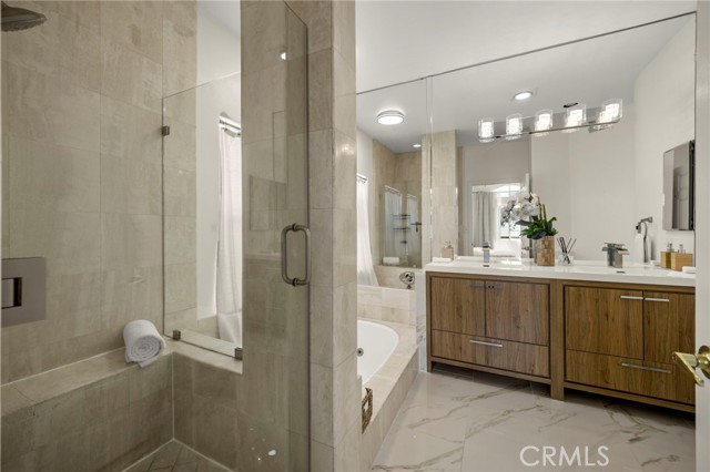 Detail Gallery Image 21 of 32 For 12919 Bloomfield St #1,  Studio City,  CA 91604 - 3 Beds | 3 Baths