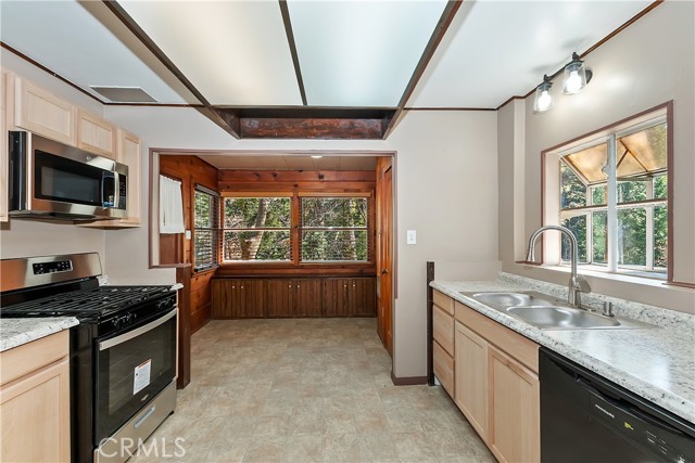 Detail Gallery Image 16 of 47 For 617 Acacia, Crestline,  CA 92325 - 5 Beds | 3 Baths