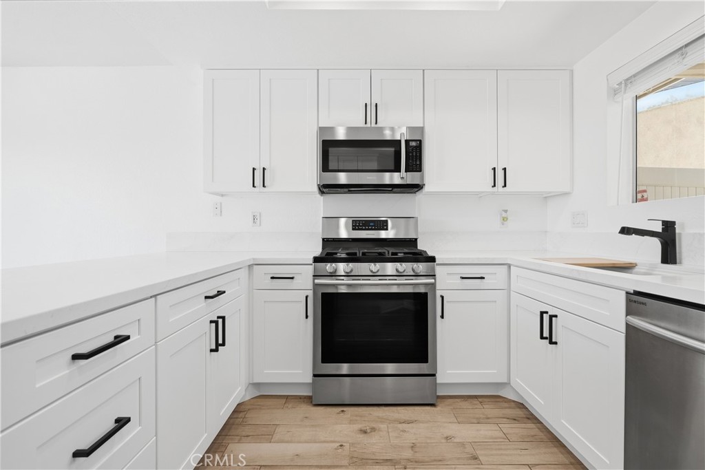 https://media.crmls.org/medias/33cde1e0-e4fa-4f28-9136-e4ddb9978a96.jpg?preset=X-Large