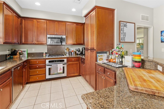 Detail Gallery Image 10 of 39 For 814 Pyramid Ct, Corona,  CA 92880 - 4 Beds | 2/1 Baths