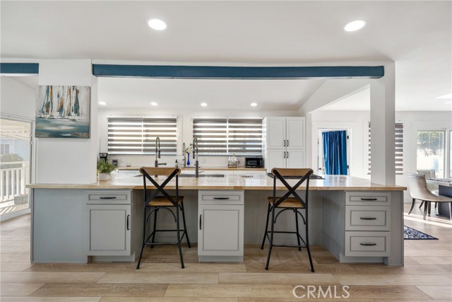 whoa! This kitchen is amazing. Plenty of room for all those 