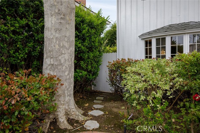 Detail Gallery Image 3 of 43 For 16842 Harkness, Huntington Beach,  CA 92649 - 4 Beds | 2/1 Baths