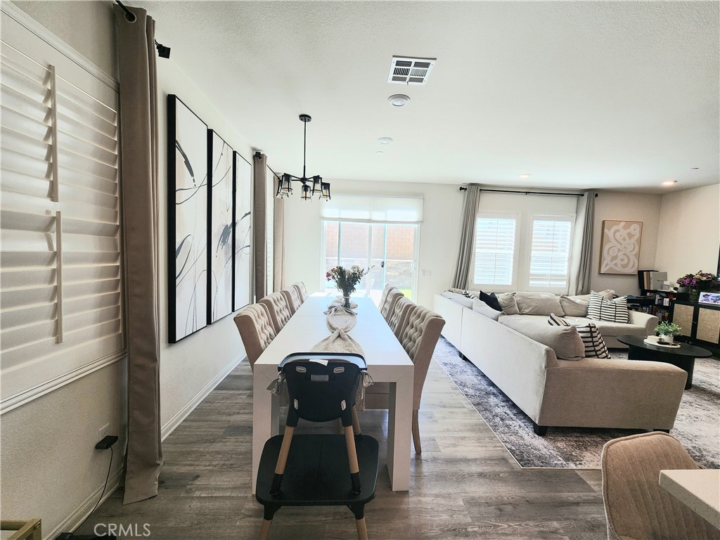 https://media.crmls.org/medias/33d142dc-217b-4c28-b0a9-5285d0814a9a.jpg?preset=X-Large
