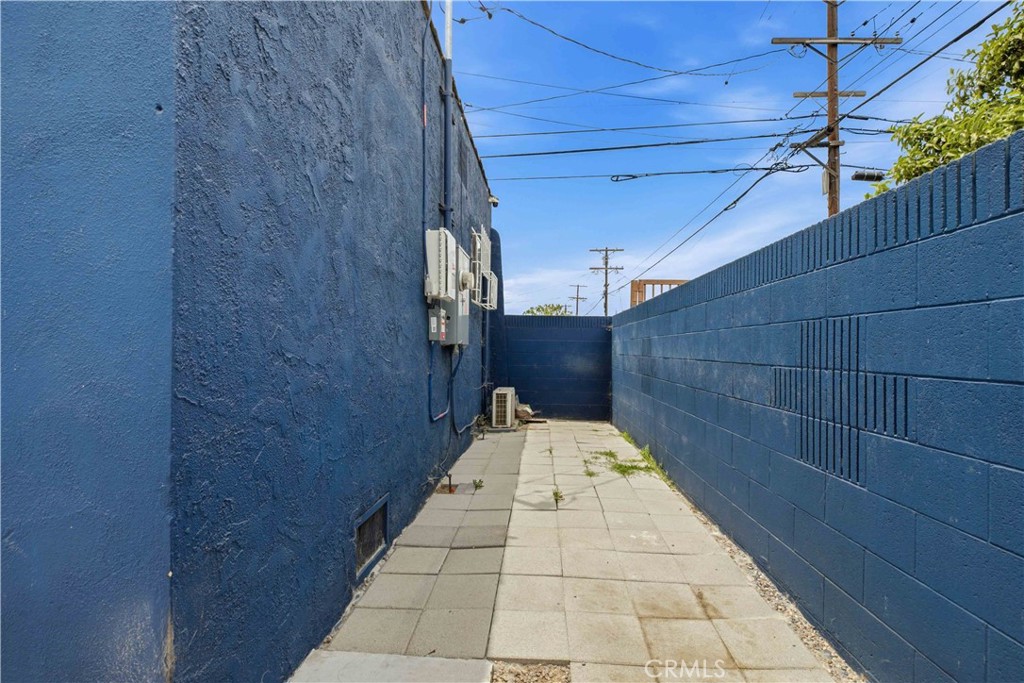 https://media.crmls.org/medias/33d20192-43b5-4279-b1d0-9c0d5d306d2b.jpg?preset=X-Large
